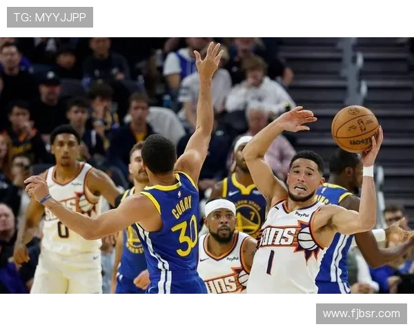 清爽套装亮相步行者众将入场穿搭展现主场篮球气势与球迷共振 清爽套装亮相步行者众将入场穿搭展现主场篮球气势与球迷共振